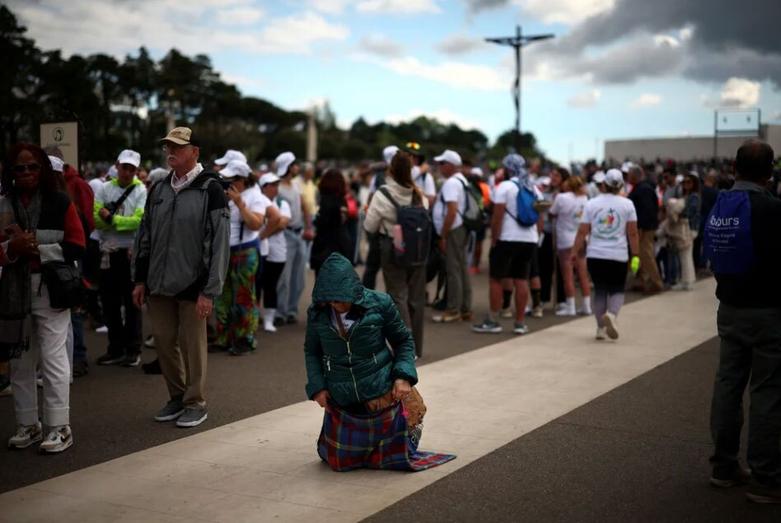 زائران حرم و زیارتگاه "فاطیم