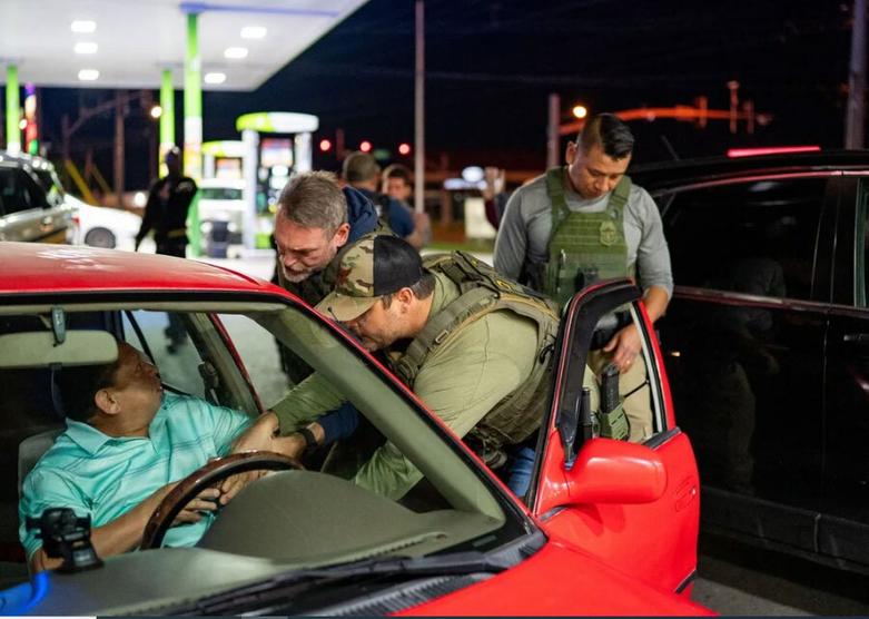 دستگیری یک راننده بدون برگه های احراز هویت