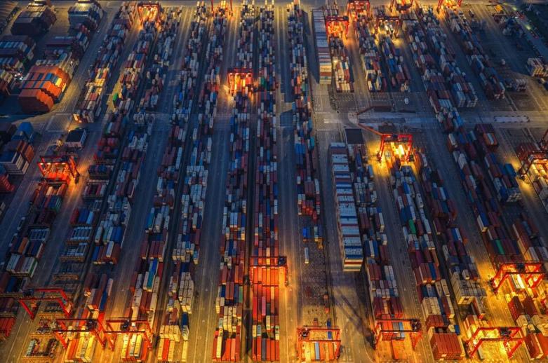 کانتینرهای در انتظار بارگیری