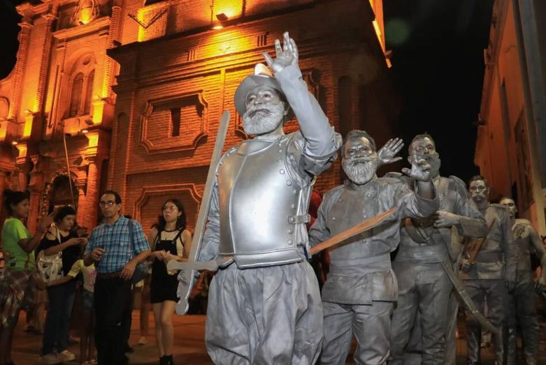 مردانی با لباس مجسمه های انسانی