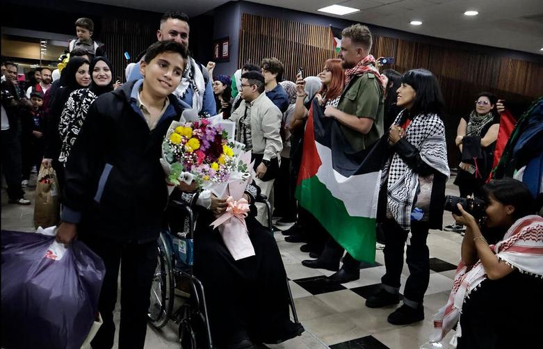 استقبال از یک خانواده فلسطینی از بازماندگان نسل کشی اسرائیل