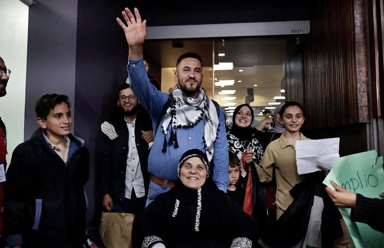 استقبال از یک خانواده فلسطینی از بازماندگان نسل کشی اسرائیل