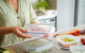 یک ماده خطرناک در ظروف پلاستیکی