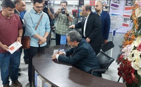 حضور وزیر امور خارجه در نمایشگاه کتاب عراقچی