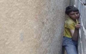 گرفتاری پسر بازیگوش بین ۲ دیوار