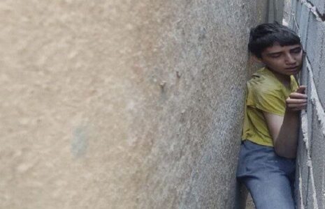 گرفتاری پسر بازیگوش بین ۲ دیوار گرفتاری پسر بازیگوش بین ۲ دیوار