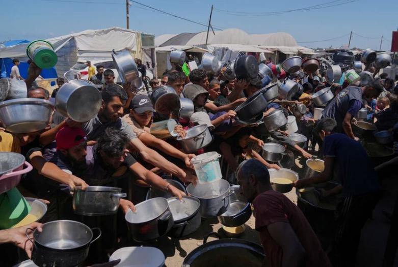 صف توزیع غذا در اردوگاه "نصیرات"