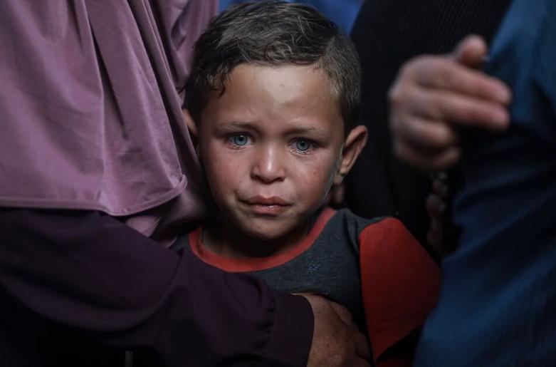 گریه کودک فلسطینی در مراسم تدفین بستگانش