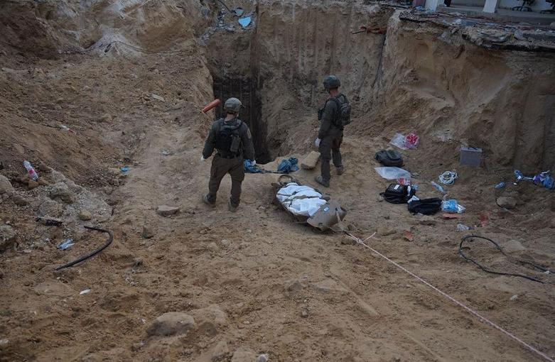 پیکر "محمد سنوار" فرمانده حماس از تونلی در شهر خان یونس