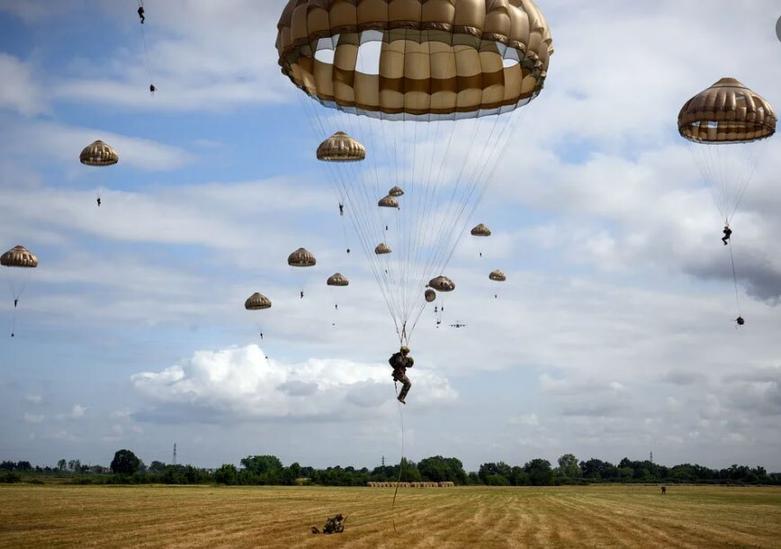 دیدنی های امروز؛ از مهمانی بزرگ جف بزوس در ونیز تا تشییع "شهدای اقتدار ملی" در تهران رزمایش نظامی ارتش فرانسه