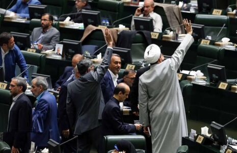 تندروها نگذاشتند آب خوش از گلوی رئیس جمهور پایین برود تندروها