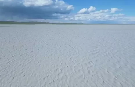 دریاچه شیری رنگ در مغولستان