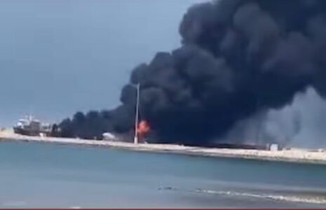آتش‌سوزی کشتی حامل متانول در بندر دیر