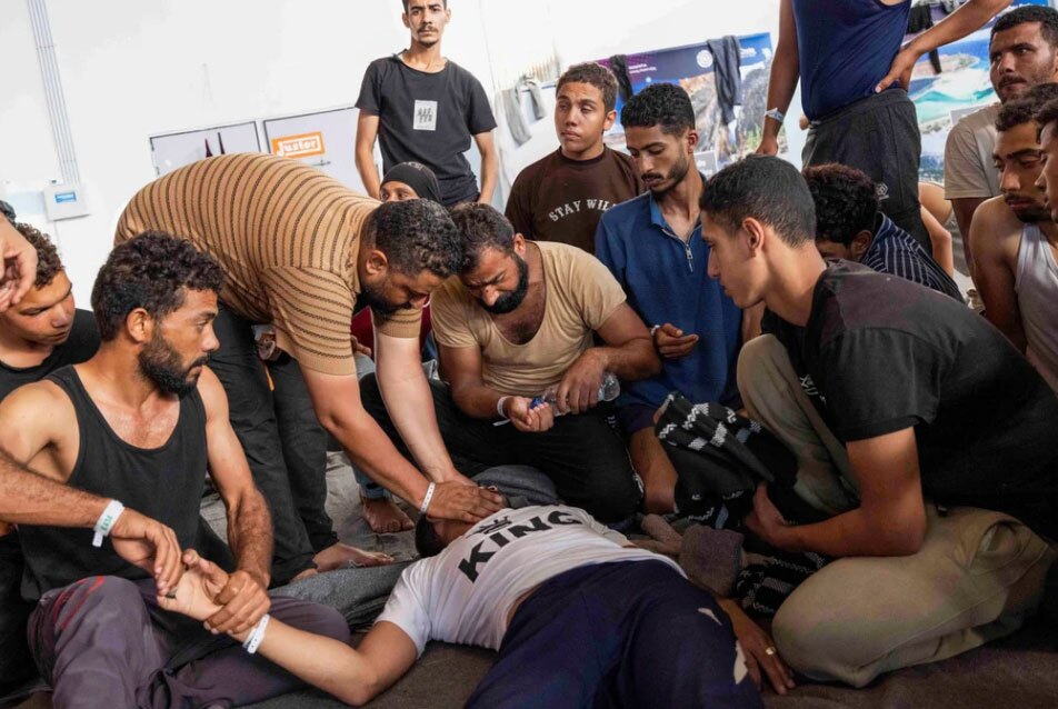 بیهوش شدن یک پناهجو در اردوگاه پناهجویان در جزیره "کرت" یونان