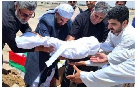 تصاویر دردآور از تشییع نوزاد شهید حادثه زاهدان خاکسپاری