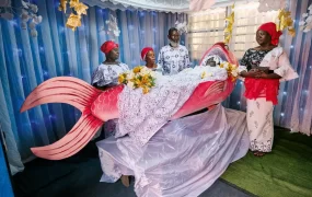 مراسم رنگارنگ خاکسپاری در غنا