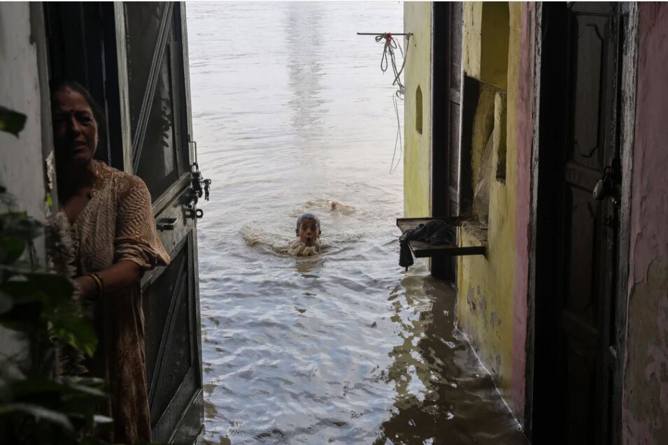 دیدنی های امروز؛ از مبارزه غزه با قحطی تا جابجایی ساختمان یک کلیسا در سوئد سیل در شهر دهلی