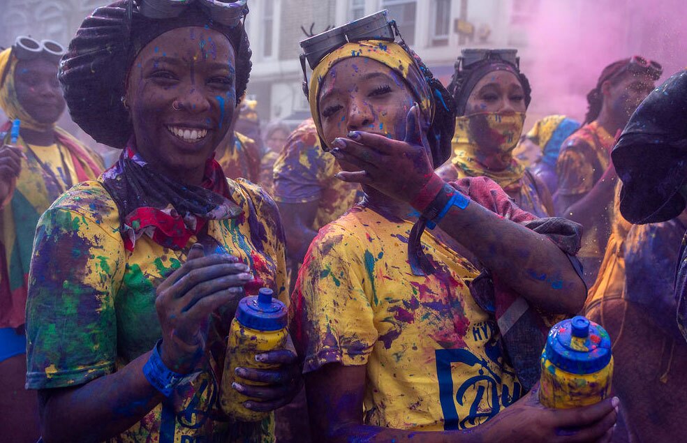 دیدنی های امروز؛ از رکورد بلندترین بندِ رخت جهان تا تظاهرات جهانی همبستگی با غزه کارناوال سالانه "ناتینگ هیل"