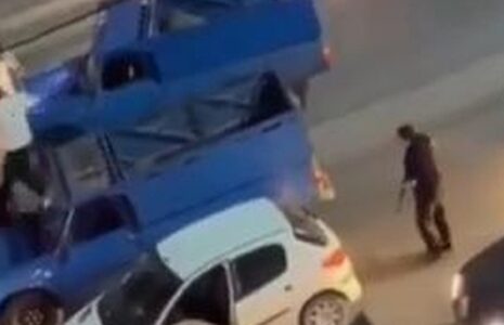 وحشت در چالوس؛ حمله به پژو ۲۰۶ و پاسخ راننده با مسلسل کلاشنیکف/ فیلم