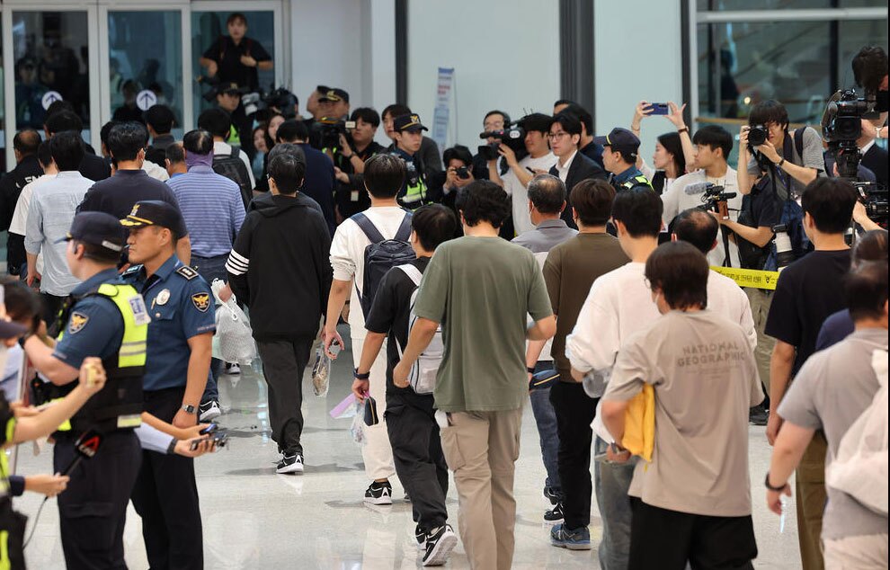 دیدنی های امروز؛ از اوضاع غزه تا ترور پرحاشیه در آمریکا صدها کارگر کره ای اخراجی از آمریکا به فرودگاه شهر اینچئون