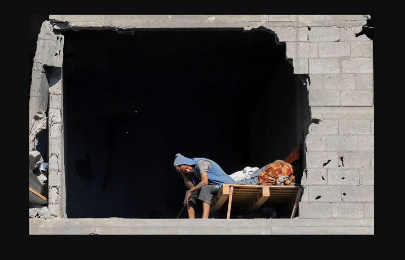 دیدنی های امروز؛ از تظاهرات ضدمهاجرتی در لندن تا بمباران غزه خانه ای بمباران شده در اردوگاه الشاطی