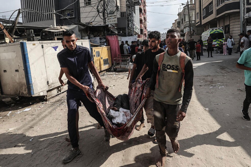 دیدنی های امروز؛ از تظاهرات ضدمهاجرتی در لندن تا بمباران غزه خانه ای بمباران شده در اردوگاه الشاطی