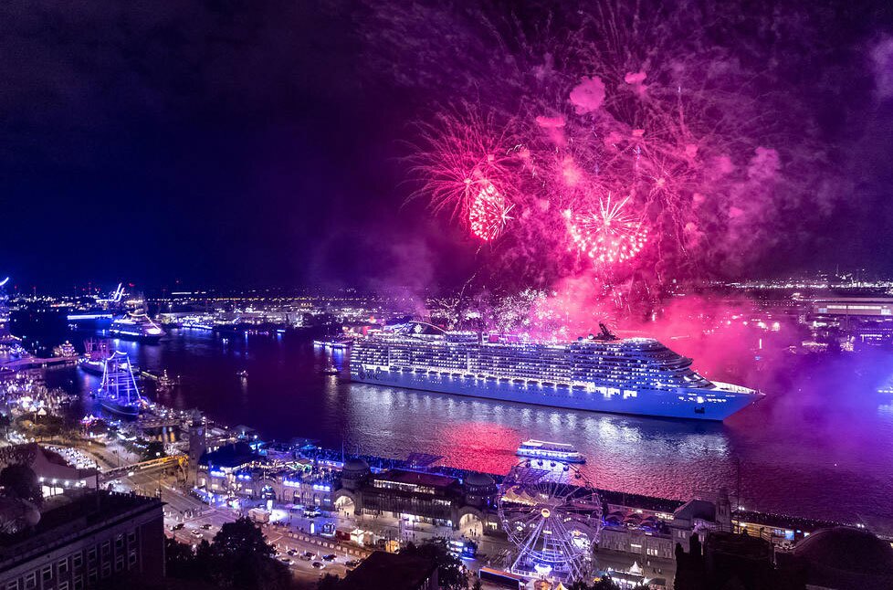 دیدنی های امروز؛ از تظاهرات ضدمهاجرتی در لندن تا بمباران غزه آتش بازی در هامبورگ آلمان