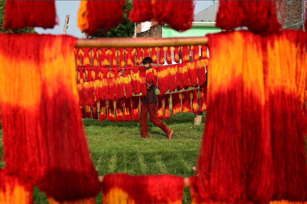 دیدنی های امروز؛ از تظاهرات ضدمهاجرتی در لندن تا بمباران غزه خشک کردن نخ "کالاوا" در اوتارپرادش هند