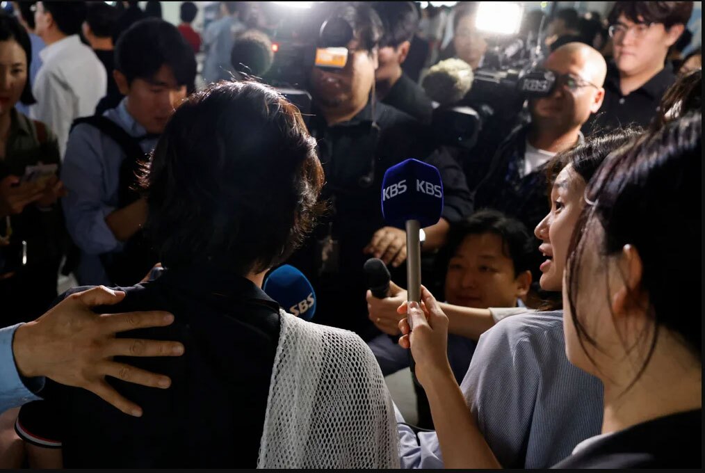 دیدنی های امروز؛ از تظاهرات ضدمهاجرتی در لندن تا بمباران غزه مصاحبه رسانه های کره جنوبی با کارگران کره ای