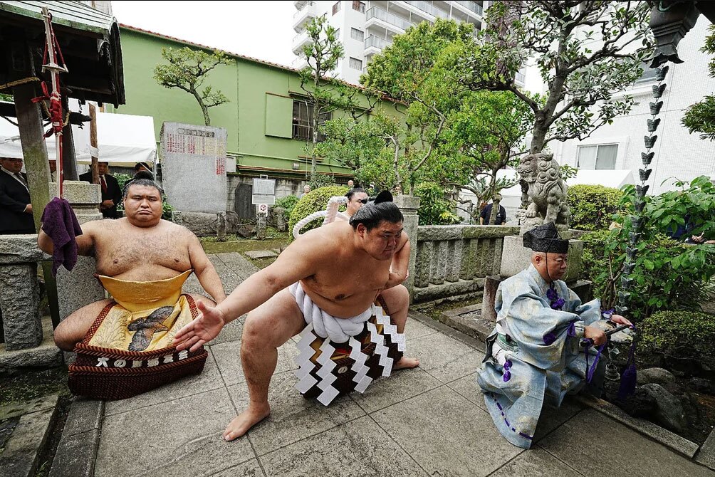 دیدنی های امروز؛ از تظاهرات ضدمهاجرتی در لندن تا بمباران غزه مسابقات بزرگ کشتی سنتی ژاپنی