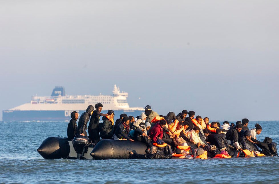 پناهجویان از فرانسه در مسیر عزیمت به انگلیس