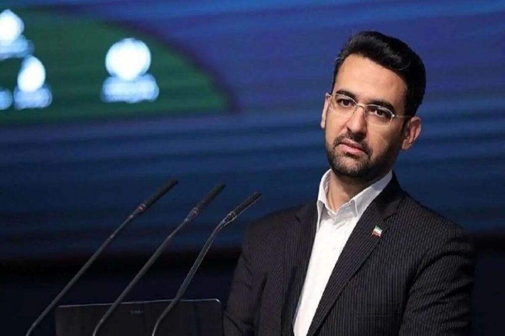 رئیس جمهور به شدت پیگیر وضعیت فیلترینگ است محمدجواد آذری جهرمی وزیر پیشین ارتباطات در گفت‌وگویی اظهار داشت: وزارت ارتباطات در حال انجام فعالیت‌هایی است. من با بدنه کارشناسانه این وزارتخانه ارتباطی دیرینه دارم و گهگاه جلساتی برگزار می‌کنیم. به گزارش اقتصاد آنلاین به نقل از جماران، همچنین گزارش‌های رسانه‌ها را پیگیری می‌کنم. برنامه‌هایی در دست اجرا دارند که البته اشکالاتی نیز به آن‌ها وارد است. در حوزه فیلترینگ، آقای رئیس‌جمهور به شدت پیگیر وضعیت هستند. وی گفت: در برنامه توسعه این وزارتخانه، همان مشکلات موجود در دولت‌ها نیز به وضوح مشاهده می‌شود. به عنوان مثال، برنامه‌های توسعه‌ای باید به‌گونه‌ای شفاف و مدون ارائه شوند تا مشخص باشد که در طول سه سال آینده، چه اقداماتی قرار است انجام شود. به عنوان نمونه، در دولت آقای روحانی اعلام شد که روستاها به پهنای باند متصل خواهند شد، و دولت آقای رئیسی نیز برنامه‌هایی برای توسعه فیبر نوری ارائه داد. اما در این دولت، لازم است که برنامه‌ روشنی به مردم داده شود. او ادامه داد: در حوزه هوش مصنوعی، وزیر فعلی فردی آشنا به این موضوع است. اگر در زمینه الکترونیک کارهای بیشتری انجام دهند و خدمات خود را به مردم ارائه دهند، قابل ارزیابی خواهد بود. همچنین، ضروری است که مردم نیز در این فرآیند مشارکت کنند و شاخص‌ها به‌صورت شفاف مشخص شوند. یکی از ایرادات، عدم ارتباط مناسب با مردم است که هرچند ارتباط‌هایی وجود دارد، اما ایده‌های کانونی و مباحثه‌های عمومی کمتر دیده می‌شود. آذری جهرمی گفت: در زمان ما، برنامه رشد کسب‌وکار دیجیتال و توسعه روستایی با مردم مطرح می‌شد و آن‌ها می‌دانستند که وزیر به پروژه‌ها پیگیر است. یک برنامه کانونی باید تعیین و پس از یک سال قابل رصد باشد تا مردم و مسئولین بتوانند پیشرفت‌ها را ببینند. باز کردن پنجره‌ای برای گفتگو با مردم، مهم‌ترین نکته‌ای است که باید مد نظر قرار گیرد. در خصوص فیلترینگ بخش عمده‌ای از گره‌ها به‌تدریج در حال کاهش است او تاکید کرد: در خصوص فیلترینگ و رفع موانع، که در دولت سیزدهم به وجود آمد، تا آنجا که اطلاعات داریم، بخش عمده‌ای از گره‌ها به‌تدریج در حال کاهش است. اگرچه این روند کند است، نیاز به همراهی بیشتر رئیس‌جمهور در سطوح بالادستی احساس می‌شود. رئیس‌جمهور و حتی معاون ارتباطات اعلام کرده‌اند که باید اتفاقات مثبتی در این زمینه بیفتد، اما نتایج نباید متوقف بر رفع فیلترها باشد. پارامترهای مربوط به فیلترسازی باید شفاف‌سازی شود وی اظهار داشت: پارامترهای مربوط به فیلترسازی باید شفاف‌سازی شود، زیرا این یکی از وعده‌های رئیس‌جمهور بود و باید بی‌چون و چرا محقق گردد. وزارتخانه باید به برنامه توسعه‌ای خود ادامه دهد، پنجره‌ای برای ارتباط مناسب با مردم ایجاد کند؛ و در عین حال، کیفیت شبکه‌ها نباید تحت تأثیر فیلترینگ قرار گیرد، بلکه قطع برق و ناترازی شبکه نیز از عوامل تأثیرگذار هستند. این مسئله نیاز به سیاست‌گذاری دارد که دولت موظف به تأمین منابع مالی لازم برای رفع این مشکلات باشد. آذری جهرمی گفت: اگر بخواهند تمام سایت‌ها به برق متصل باشند، نیاز به ۲ همت دارد. در زمینه استقلال بخش ICT کشور از برق به منظور جلوگیری از تأثیرپذیری ناشی از قطع برق، دو ساعت قطع برق عدد بالایی نیست. بنابراین، باید بسیج شوند و به‌طور فوری پای کار بیایند تا این مسأله را حل کنند. به‌عنوان مثال، اگر در محله‌ای برق قطع شود، ممکن است یک سایت بالا نیاید و ترافیک به سایتی دیگر که برق دارد، منتقل شود. در اینجا تصور می‌شود که مشکل ناشی از فیلترینگ است، در حالی که واقعیت این است که این مسئله دامن‌گیر شده است.