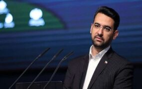 رئیس جمهور به شدت پیگیر وضعیت فیلترینگ است محمدجواد آذری جهرمی وزیر پیشین ارتباطات در گفت‌وگویی اظهار داشت: وزارت ارتباطات در حال انجام فعالیت‌هایی است. من با بدنه کارشناسانه این وزارتخانه ارتباطی دیرینه دارم و گهگاه جلساتی برگزار می‌کنیم. به گزارش اقتصاد آنلاین به نقل از جماران، همچنین گزارش‌های رسانه‌ها را پیگیری می‌کنم. برنامه‌هایی در دست اجرا دارند که البته اشکالاتی نیز به آن‌ها وارد است. در حوزه فیلترینگ، آقای رئیس‌جمهور به شدت پیگیر وضعیت هستند. وی گفت: در برنامه توسعه این وزارتخانه، همان مشکلات موجود در دولت‌ها نیز به وضوح مشاهده می‌شود. به عنوان مثال، برنامه‌های توسعه‌ای باید به‌گونه‌ای شفاف و مدون ارائه شوند تا مشخص باشد که در طول سه سال آینده، چه اقداماتی قرار است انجام شود. به عنوان نمونه، در دولت آقای روحانی اعلام شد که روستاها به پهنای باند متصل خواهند شد، و دولت آقای رئیسی نیز برنامه‌هایی برای توسعه فیبر نوری ارائه داد. اما در این دولت، لازم است که برنامه‌ روشنی به مردم داده شود. او ادامه داد: در حوزه هوش مصنوعی، وزیر فعلی فردی آشنا به این موضوع است. اگر در زمینه الکترونیک کارهای بیشتری انجام دهند و خدمات خود را به مردم ارائه دهند، قابل ارزیابی خواهد بود. همچنین، ضروری است که مردم نیز در این فرآیند مشارکت کنند و شاخص‌ها به‌صورت شفاف مشخص شوند. یکی از ایرادات، عدم ارتباط مناسب با مردم است که هرچند ارتباط‌هایی وجود دارد، اما ایده‌های کانونی و مباحثه‌های عمومی کمتر دیده می‌شود. آذری جهرمی گفت: در زمان ما، برنامه رشد کسب‌وکار دیجیتال و توسعه روستایی با مردم مطرح می‌شد و آن‌ها می‌دانستند که وزیر به پروژه‌ها پیگیر است. یک برنامه کانونی باید تعیین و پس از یک سال قابل رصد باشد تا مردم و مسئولین بتوانند پیشرفت‌ها را ببینند. باز کردن پنجره‌ای برای گفتگو با مردم، مهم‌ترین نکته‌ای است که باید مد نظر قرار گیرد. در خصوص فیلترینگ بخش عمده‌ای از گره‌ها به‌تدریج در حال کاهش است او تاکید کرد: در خصوص فیلترینگ و رفع موانع، که در دولت سیزدهم به وجود آمد، تا آنجا که اطلاعات داریم، بخش عمده‌ای از گره‌ها به‌تدریج در حال کاهش است. اگرچه این روند کند است، نیاز به همراهی بیشتر رئیس‌جمهور در سطوح بالادستی احساس می‌شود. رئیس‌جمهور و حتی معاون ارتباطات اعلام کرده‌اند که باید اتفاقات مثبتی در این زمینه بیفتد، اما نتایج نباید متوقف بر رفع فیلترها باشد. پارامترهای مربوط به فیلترسازی باید شفاف‌سازی شود وی اظهار داشت: پارامترهای مربوط به فیلترسازی باید شفاف‌سازی شود، زیرا این یکی از وعده‌های رئیس‌جمهور بود و باید بی‌چون و چرا محقق گردد. وزارتخانه باید به برنامه توسعه‌ای خود ادامه دهد، پنجره‌ای برای ارتباط مناسب با مردم ایجاد کند؛ و در عین حال، کیفیت شبکه‌ها نباید تحت تأثیر فیلترینگ قرار گیرد، بلکه قطع برق و ناترازی شبکه نیز از عوامل تأثیرگذار هستند. این مسئله نیاز به سیاست‌گذاری دارد که دولت موظف به تأمین منابع مالی لازم برای رفع این مشکلات باشد. آذری جهرمی گفت: اگر بخواهند تمام سایت‌ها به برق متصل باشند، نیاز به ۲ همت دارد. در زمینه استقلال بخش ICT کشور از برق به منظور جلوگیری از تأثیرپذیری ناشی از قطع برق، دو ساعت قطع برق عدد بالایی نیست. بنابراین، باید بسیج شوند و به‌طور فوری پای کار بیایند تا این مسأله را حل کنند. به‌عنوان مثال، اگر در محله‌ای برق قطع شود، ممکن است یک سایت بالا نیاید و ترافیک به سایتی دیگر که برق دارد، منتقل شود. در اینجا تصور می‌شود که مشکل ناشی از فیلترینگ است، در حالی که واقعیت این است که این مسئله دامن‌گیر شده است.