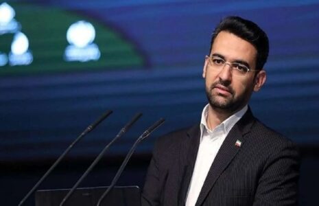 رئیس جمهور به شدت پیگیر وضعیت فیلترینگ است محمدجواد آذری جهرمی وزیر پیشین ارتباطات در گفت‌وگویی اظهار داشت: وزارت ارتباطات در حال انجام فعالیت‌هایی است. من با بدنه کارشناسانه این وزارتخانه ارتباطی دیرینه دارم و گهگاه جلساتی برگزار می‌کنیم. به گزارش اقتصاد آنلاین به نقل از جماران، همچنین گزارش‌های رسانه‌ها را پیگیری می‌کنم. برنامه‌هایی در دست اجرا دارند که البته اشکالاتی نیز به آن‌ها وارد است. در حوزه فیلترینگ، آقای رئیس‌جمهور به شدت پیگیر وضعیت هستند. وی گفت: در برنامه توسعه این وزارتخانه، همان مشکلات موجود در دولت‌ها نیز به وضوح مشاهده می‌شود. به عنوان مثال، برنامه‌های توسعه‌ای باید به‌گونه‌ای شفاف و مدون ارائه شوند تا مشخص باشد که در طول سه سال آینده، چه اقداماتی قرار است انجام شود. به عنوان نمونه، در دولت آقای روحانی اعلام شد که روستاها به پهنای باند متصل خواهند شد، و دولت آقای رئیسی نیز برنامه‌هایی برای توسعه فیبر نوری ارائه داد. اما در این دولت، لازم است که برنامه‌ روشنی به مردم داده شود. او ادامه داد: در حوزه هوش مصنوعی، وزیر فعلی فردی آشنا به این موضوع است. اگر در زمینه الکترونیک کارهای بیشتری انجام دهند و خدمات خود را به مردم ارائه دهند، قابل ارزیابی خواهد بود. همچنین، ضروری است که مردم نیز در این فرآیند مشارکت کنند و شاخص‌ها به‌صورت شفاف مشخص شوند. یکی از ایرادات، عدم ارتباط مناسب با مردم است که هرچند ارتباط‌هایی وجود دارد، اما ایده‌های کانونی و مباحثه‌های عمومی کمتر دیده می‌شود. آذری جهرمی گفت: در زمان ما، برنامه رشد کسب‌وکار دیجیتال و توسعه روستایی با مردم مطرح می‌شد و آن‌ها می‌دانستند که وزیر به پروژه‌ها پیگیر است. یک برنامه کانونی باید تعیین و پس از یک سال قابل رصد باشد تا مردم و مسئولین بتوانند پیشرفت‌ها را ببینند. باز کردن پنجره‌ای برای گفتگو با مردم، مهم‌ترین نکته‌ای است که باید مد نظر قرار گیرد. در خصوص فیلترینگ بخش عمده‌ای از گره‌ها به‌تدریج در حال کاهش است او تاکید کرد: در خصوص فیلترینگ و رفع موانع، که در دولت سیزدهم به وجود آمد، تا آنجا که اطلاعات داریم، بخش عمده‌ای از گره‌ها به‌تدریج در حال کاهش است. اگرچه این روند کند است، نیاز به همراهی بیشتر رئیس‌جمهور در سطوح بالادستی احساس می‌شود. رئیس‌جمهور و حتی معاون ارتباطات اعلام کرده‌اند که باید اتفاقات مثبتی در این زمینه بیفتد، اما نتایج نباید متوقف بر رفع فیلترها باشد. پارامترهای مربوط به فیلترسازی باید شفاف‌سازی شود وی اظهار داشت: پارامترهای مربوط به فیلترسازی باید شفاف‌سازی شود، زیرا این یکی از وعده‌های رئیس‌جمهور بود و باید بی‌چون و چرا محقق گردد. وزارتخانه باید به برنامه توسعه‌ای خود ادامه دهد، پنجره‌ای برای ارتباط مناسب با مردم ایجاد کند؛ و در عین حال، کیفیت شبکه‌ها نباید تحت تأثیر فیلترینگ قرار گیرد، بلکه قطع برق و ناترازی شبکه نیز از عوامل تأثیرگذار هستند. این مسئله نیاز به سیاست‌گذاری دارد که دولت موظف به تأمین منابع مالی لازم برای رفع این مشکلات باشد. آذری جهرمی گفت: اگر بخواهند تمام سایت‌ها به برق متصل باشند، نیاز به ۲ همت دارد. در زمینه استقلال بخش ICT کشور از برق به منظور جلوگیری از تأثیرپذیری ناشی از قطع برق، دو ساعت قطع برق عدد بالایی نیست. بنابراین، باید بسیج شوند و به‌طور فوری پای کار بیایند تا این مسأله را حل کنند. به‌عنوان مثال، اگر در محله‌ای برق قطع شود، ممکن است یک سایت بالا نیاید و ترافیک به سایتی دیگر که برق دارد، منتقل شود. در اینجا تصور می‌شود که مشکل ناشی از فیلترینگ است، در حالی که واقعیت این است که این مسئله دامن‌گیر شده است.