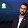 رئیس جمهور به شدت پیگیر وضعیت فیلترینگ است محمدجواد آذری جهرمی وزیر پیشین ارتباطات در گفت‌وگویی اظهار داشت: وزارت ارتباطات در حال انجام فعالیت‌هایی است. من با بدنه کارشناسانه این وزارتخانه ارتباطی دیرینه دارم و گهگاه جلساتی برگزار می‌کنیم. به گزارش اقتصاد آنلاین به نقل از جماران، همچنین گزارش‌های رسانه‌ها را پیگیری می‌کنم. برنامه‌هایی در دست اجرا دارند که البته اشکالاتی نیز به آن‌ها وارد است. در حوزه فیلترینگ، آقای رئیس‌جمهور به شدت پیگیر وضعیت هستند. وی گفت: در برنامه توسعه این وزارتخانه، همان مشکلات موجود در دولت‌ها نیز به وضوح مشاهده می‌شود. به عنوان مثال، برنامه‌های توسعه‌ای باید به‌گونه‌ای شفاف و مدون ارائه شوند تا مشخص باشد که در طول سه سال آینده، چه اقداماتی قرار است انجام شود. به عنوان نمونه، در دولت آقای روحانی اعلام شد که روستاها به پهنای باند متصل خواهند شد، و دولت آقای رئیسی نیز برنامه‌هایی برای توسعه فیبر نوری ارائه داد. اما در این دولت، لازم است که برنامه‌ روشنی به مردم داده شود. او ادامه داد: در حوزه هوش مصنوعی، وزیر فعلی فردی آشنا به این موضوع است. اگر در زمینه الکترونیک کارهای بیشتری انجام دهند و خدمات خود را به مردم ارائه دهند، قابل ارزیابی خواهد بود. همچنین، ضروری است که مردم نیز در این فرآیند مشارکت کنند و شاخص‌ها به‌صورت شفاف مشخص شوند. یکی از ایرادات، عدم ارتباط مناسب با مردم است که هرچند ارتباط‌هایی وجود دارد، اما ایده‌های کانونی و مباحثه‌های عمومی کمتر دیده می‌شود. آذری جهرمی گفت: در زمان ما، برنامه رشد کسب‌وکار دیجیتال و توسعه روستایی با مردم مطرح می‌شد و آن‌ها می‌دانستند که وزیر به پروژه‌ها پیگیر است. یک برنامه کانونی باید تعیین و پس از یک سال قابل رصد باشد تا مردم و مسئولین بتوانند پیشرفت‌ها را ببینند. باز کردن پنجره‌ای برای گفتگو با مردم، مهم‌ترین نکته‌ای است که باید مد نظر قرار گیرد. در خصوص فیلترینگ بخش عمده‌ای از گره‌ها به‌تدریج در حال کاهش است او تاکید کرد: در خصوص فیلترینگ و رفع موانع، که در دولت سیزدهم به وجود آمد، تا آنجا که اطلاعات داریم، بخش عمده‌ای از گره‌ها به‌تدریج در حال کاهش است. اگرچه این روند کند است، نیاز به همراهی بیشتر رئیس‌جمهور در سطوح بالادستی احساس می‌شود. رئیس‌جمهور و حتی معاون ارتباطات اعلام کرده‌اند که باید اتفاقات مثبتی در این زمینه بیفتد، اما نتایج نباید متوقف بر رفع فیلترها باشد. پارامترهای مربوط به فیلترسازی باید شفاف‌سازی شود وی اظهار داشت: پارامترهای مربوط به فیلترسازی باید شفاف‌سازی شود، زیرا این یکی از وعده‌های رئیس‌جمهور بود و باید بی‌چون و چرا محقق گردد. وزارتخانه باید به برنامه توسعه‌ای خود ادامه دهد، پنجره‌ای برای ارتباط مناسب با مردم ایجاد کند؛ و در عین حال، کیفیت شبکه‌ها نباید تحت تأثیر فیلترینگ قرار گیرد، بلکه قطع برق و ناترازی شبکه نیز از عوامل تأثیرگذار هستند. این مسئله نیاز به سیاست‌گذاری دارد که دولت موظف به تأمین منابع مالی لازم برای رفع این مشکلات باشد. آذری جهرمی گفت: اگر بخواهند تمام سایت‌ها به برق متصل باشند، نیاز به ۲ همت دارد. در زمینه استقلال بخش ICT کشور از برق به منظور جلوگیری از تأثیرپذیری ناشی از قطع برق، دو ساعت قطع برق عدد بالایی نیست. بنابراین، باید بسیج شوند و به‌طور فوری پای کار بیایند تا این مسأله را حل کنند. به‌عنوان مثال، اگر در محله‌ای برق قطع شود، ممکن است یک سایت بالا نیاید و ترافیک به سایتی دیگر که برق دارد، منتقل شود. در اینجا تصور می‌شود که مشکل ناشی از فیلترینگ است، در حالی که واقعیت این است که این مسئله دامن‌گیر شده است.