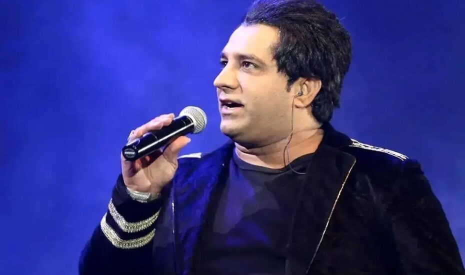 خواننده محبوب پاپ دچار سکته شد/ حال امید جهان وخیم اعلام شد خواننده محبوب پاپ دچار سکته شد