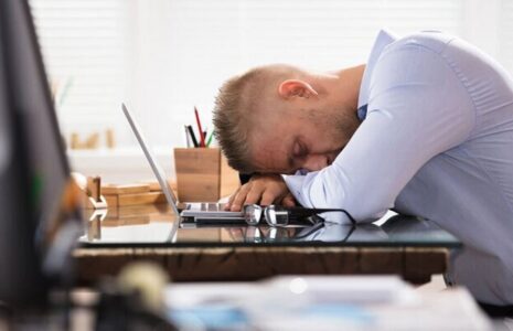 چرا در پاییز بیشتر خواب‌آلود می‌شویم