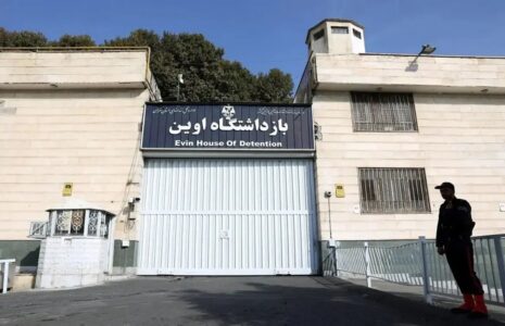 ۱۵ زندانی اوین فراری اند؛ ۱۴ متهم مالی و یک دزد زندان ۱۵ زندانی اوین