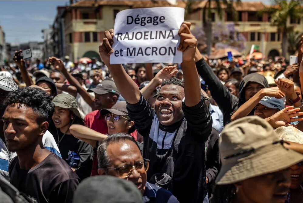 ه دست گرفتن پلاکارد شعار علیه رئیس جمهوران فرانسه و ماداگاسکار 