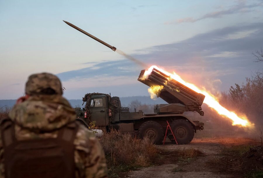 دیدنی های امروز؛ از جنگ اوکراین تا یادبود آن در کره شمالی نیروهای اوکراین در حال شلیک موشک های گراد