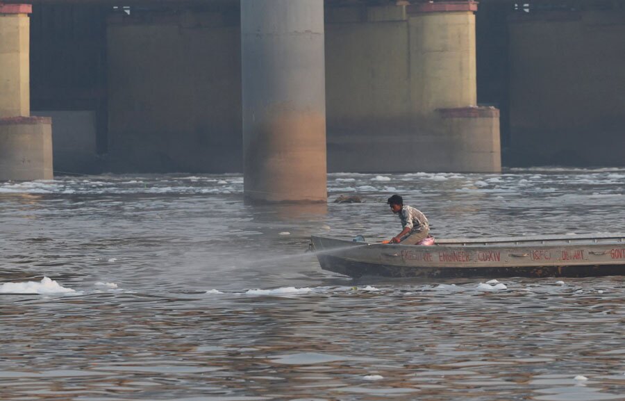 دیدنی های امروز؛ از جنگ اوکراین تا یادبود آن در کره شمالی پاک کردن کف های آلوده روی رود "یامونا"