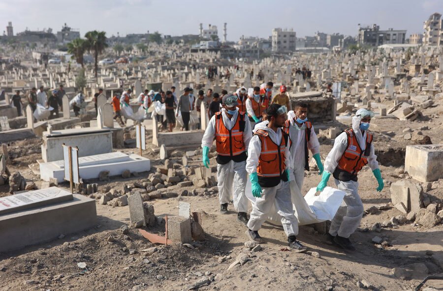 دیدنی های امروز؛ از جنگ اوکراین تا یادبود آن در کره شمالی نیروهای دفاع مدنی غزه کیسههای حاوی اجساد یک خانواده فلسطین