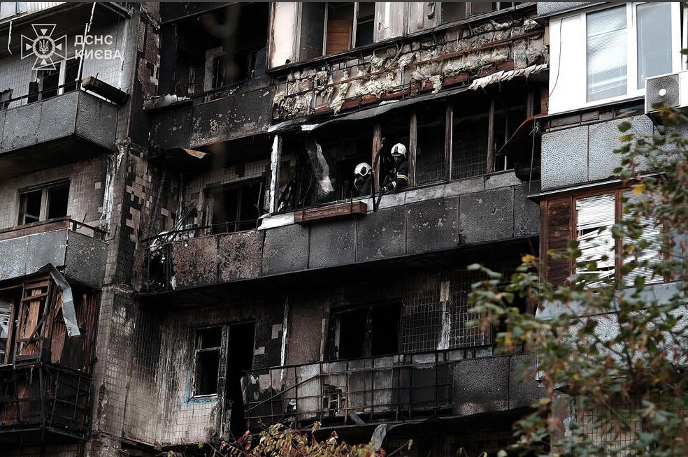 دیدنی های امروز؛ از تشییع جنازه ملکه مادر تایلند تا اعتراضات به حضور ترامپ در مالزی حمله پهپادی به پایتخت اوکراین