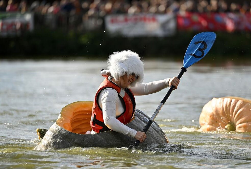دیدنی های امروز؛ از تشییع جنازه ملکه مادر تایلند تا اعتراضات به حضور ترامپ در مالزی مسابقه قایقرانی با کدوتنبل در بلژیک