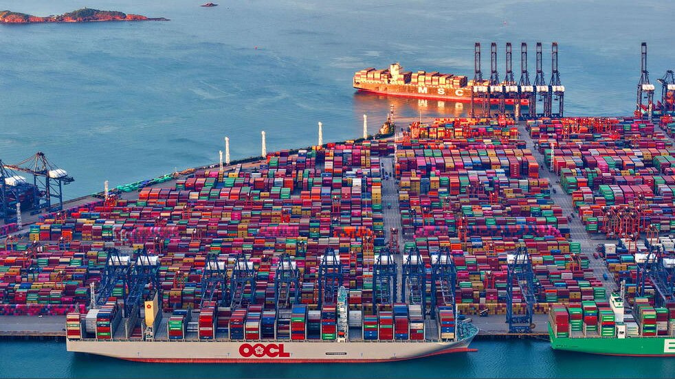 دیدنی های امروز؛ از تشییع جنازه ملکه مادر تایلند تا اعتراضات به حضور ترامپ در مالزی کشتیهای باری پر از کانتینر در بندر "یانتیان" چین