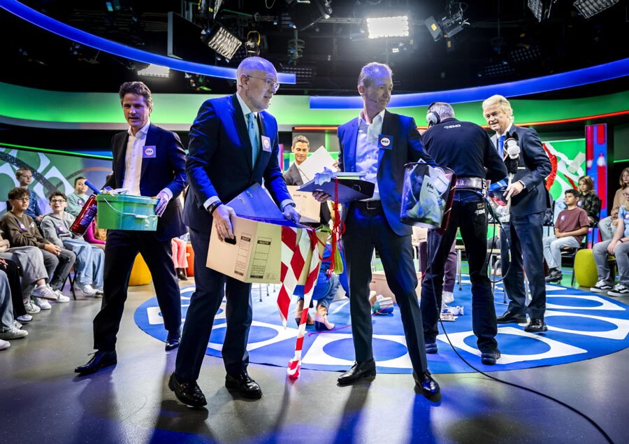 دیدنی های امروز؛ از تشییع جنازه ملکه مادر تایلند تا اعتراضات به حضور ترامپ در مالزی رهبران احزاب هلند