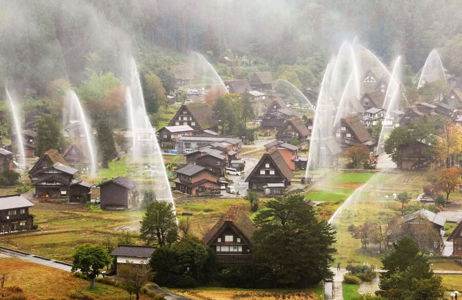 دیدنی های امروز؛ از تشییع جنازه ملکه مادر تایلند تا اعتراضات به حضور ترامپ در مالزی پاشیدن آب روی روستای میراث جهانی "شیراکاوا-گو" ژاپن