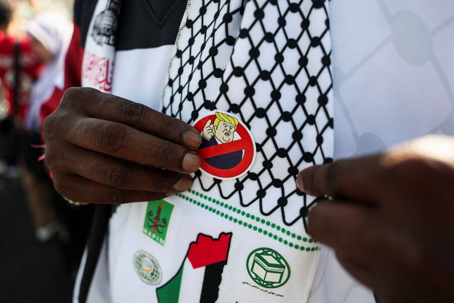 دیدنی های امروز؛ از تشییع جنازه ملکه مادر تایلند تا اعتراضات به حضور ترامپ در مالزی چهل و هفتمین اجلاس آسهآن در شهر کوالالامپور مالزی