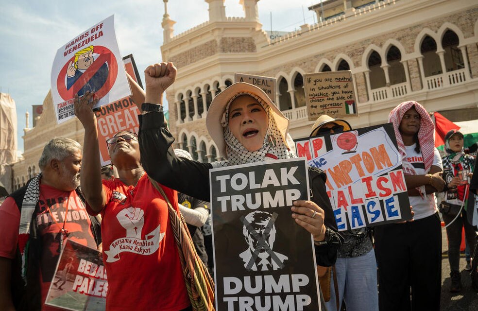 دیدنی های امروز؛ از تشییع جنازه ملکه مادر تایلند تا اعتراضات به حضور ترامپ در مالزی چهل و هفتمین اجلاس آسهآن در شهر کوالالامپور مالزی