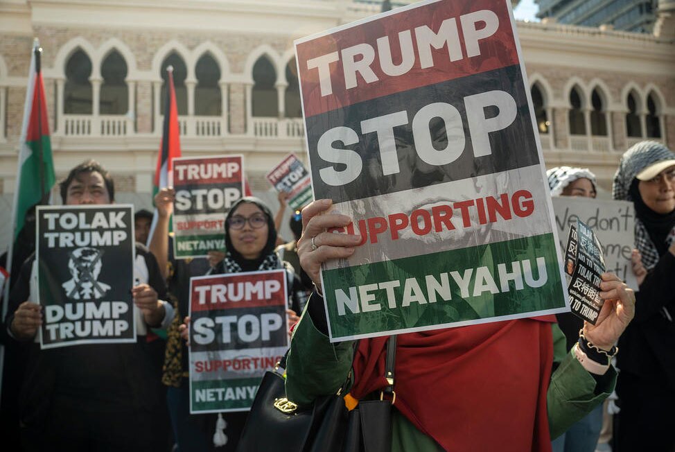 دیدنی های امروز؛ از تشییع جنازه ملکه مادر تایلند تا اعتراضات به حضور ترامپ در مالزی چهل و هفتمین اجلاس آسهآن در شهر کوالالامپور مالزی